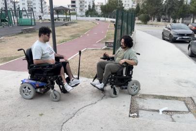 Bir günlüğüne akülü sandalyeye bindi, engelleri yaşayarak gördü