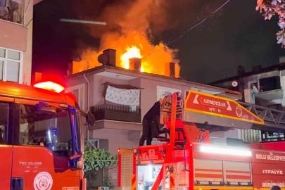 Bolu’da 3 katlı evin çatısı alev alev yandı: Mahalleli sokağa döküldü