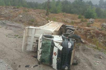 Bolu’da hafriyat kamyonu şarampole devrildi: 1 yaralı