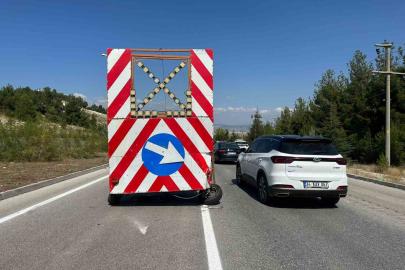 Burdur’da ticari taksi trafik yönlendirme römorkuna çarptı: 1 yaralı