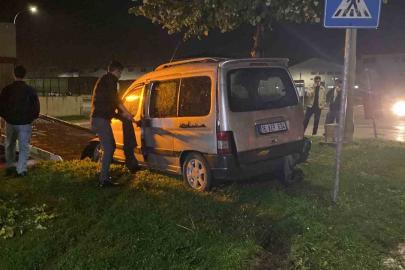 Bursa’da kontrolden çıkan araç ağaca çarptı: 2 yaralı