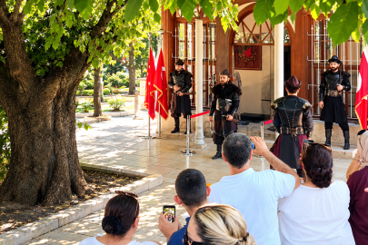 BURSA’DA TARİHE SAYGI NÖBETİ: OSMAN GAZİ TÜRBESİ’NDE GELENEKSEL NÖBET DEĞİŞİMİ