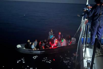 Çanakkale’de arızalanan lastik botla sürüklenen 14 kaçak göçmen kurtarıldı