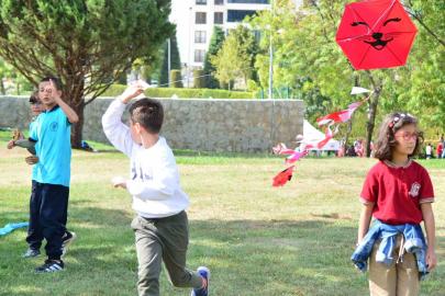 Çorum’da çocuklar, savaş bölgelerindeki akranları için gökyüzüne balon ve uçurtma bıraktı