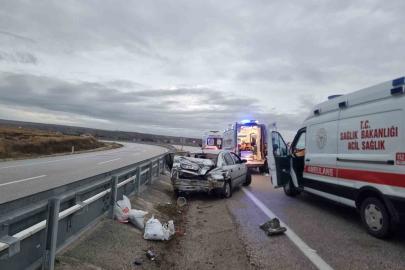 Çorum’da otomobil bariyerlere çarptı: 5 yaralı