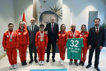 Cumhurbaşkanı Erdoğan, Türkiye Özel Sporcular Spor Federasyonu temsilcileriyle bir araya geldi