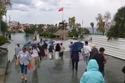 Cumhuriyet Meydanı’nda şemsiyeler açıldı, turistler yağmura rağmen gezilerini sürdürdü
