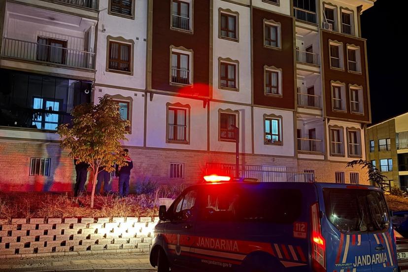 Dengesini kaybeden 17 yaşındaki kız 3. kattan yere düştü