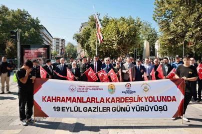 Denizli’de Gaziler "Kahramanlarla Kardeşlik Yolunda" yürüyüşü gerçekleştirdi