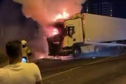 Diyarbakır’da seyir halindeki tır alevlere teslim oldu
