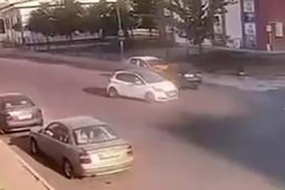Diyarbakır’da trafik kazası güvenlik kamerasına yansıdı