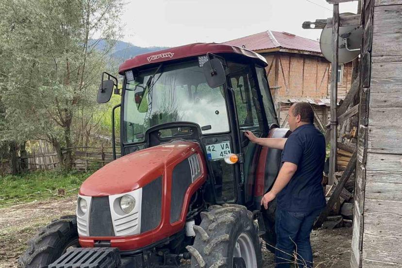 Doğuştan görme engelli çiftçinin yaşam azmi: Traktör sürüyor, tarlada çalışıyor, odun kırıyor