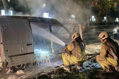 Dolmabahçe Sarayı’nın önünde hafif ticari araç alevlere teslim oldu