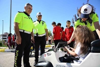 Elazığ’da çocuklar trafik kurallarını eğlenerek öğrendi