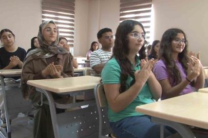 Engelleri aşmak için işaret dili öğreniyorlar