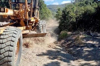 Erdek’te zeytin hasadı öncesi bahçe yollarına bakım