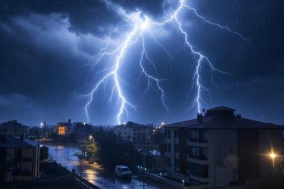 Erzincan’da geceyi şimşekler aydınlattı