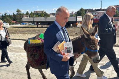 Eşeğiyle kitap taşıyor, köy çocuklarının hayallerine ışık oluyor