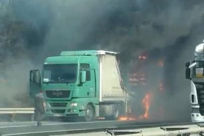 Esenyurt TEM Otoyolunda tır bilinmeyen bir nedenle alev alev yanmaya başladı. Olay yerine itfaiye ekipleri sevk edildi.