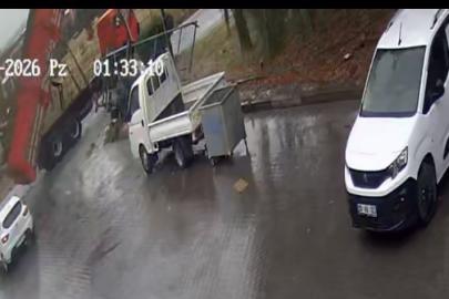 Eskişehir’de damperi açık kalan kamyon sanayi sitesinin kapısını  böyle yıktı