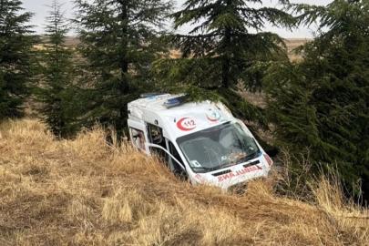 Eskişehir’de hasta nakleden ambulans kaza yaptı: 3 yaralı