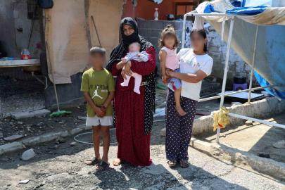 Ev alma hayaliyle kandırıldı, 5 çocuğuyla ahırda yaşamaya başladı