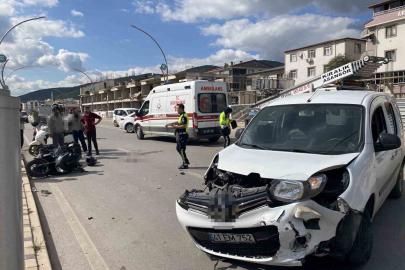 Hafif ticari araç ile çarpışan motosikletli ağır yaralandı