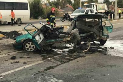 Hafif ticari aracın çarptığı Fiat Tofaş otomobil ikiye bölündü: 2 yaralı