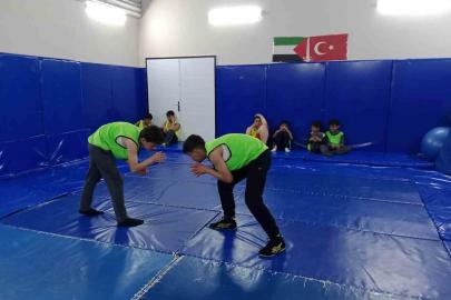 Hasköy’de genç güreşçiler minderde ter döküyor