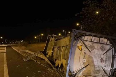 Havsa’da kimyasal yüklü tır bariyerlere çarparak devrildi