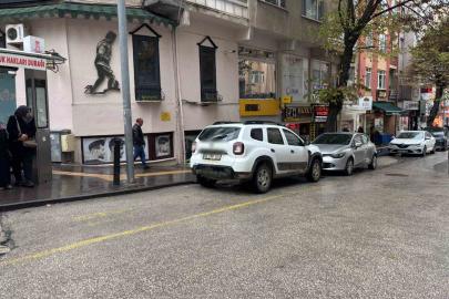 Hem ters şeritten geldi hem de minibüs durağına park etti