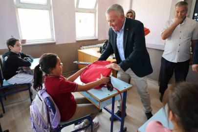 Honaz’da okul çantaları öğrencilere ulaşmaya devam ediyor