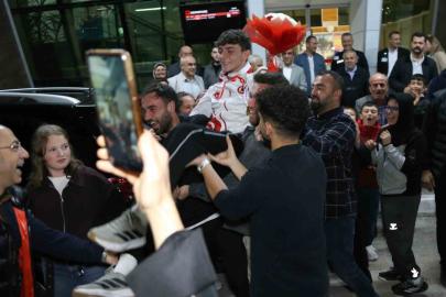 İsrailli rakibini yenerek dünya şampiyonu olan milli sporcuya coşkulu karşılama