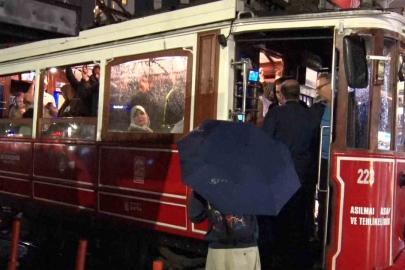 İstanbul’da etkili olan sağanakta vatandaşlar tramvaya sığındı