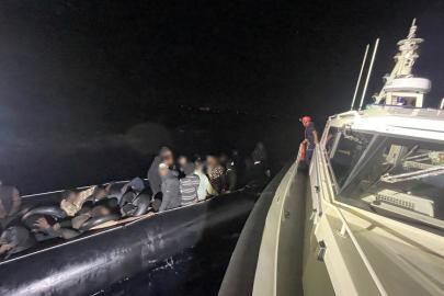 İzmir açıklarında 56 düzensiz göçmen yakalandı