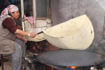 Kahramanmaraş’ta kadınların imece usulü yufka ekmek mesaisi