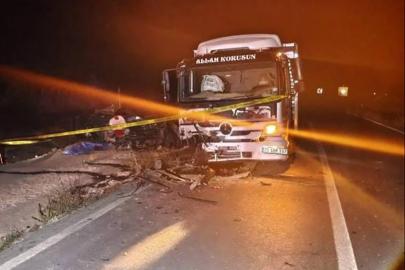 Kamyon ile otomobil kafa kafaya çarpıştı: 1 ölü, 1 yaralı