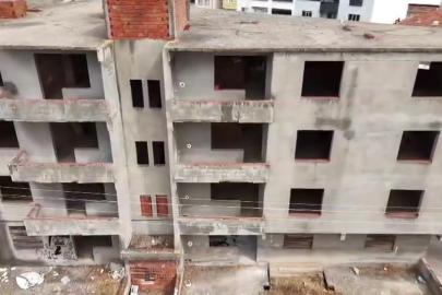 Karacabey’de 30 yıldır tamamlanmayı bekleyen bina mahalleliyi tedirgin ediyor