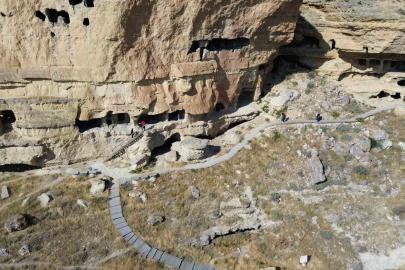 Karaman’ın kaya kütlesine oyulan 5 katlı tarihi mirası ziyaretçi akınına uğruyor