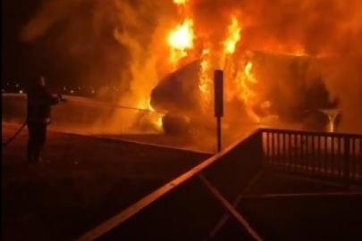 Kars’ta seyir halindeki tır alev alev yandı: Şoför son anda kurtuldu