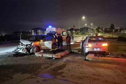 Kavşakta çarpışan 2 araç adeta hurdaya döndü: 3 yaralı