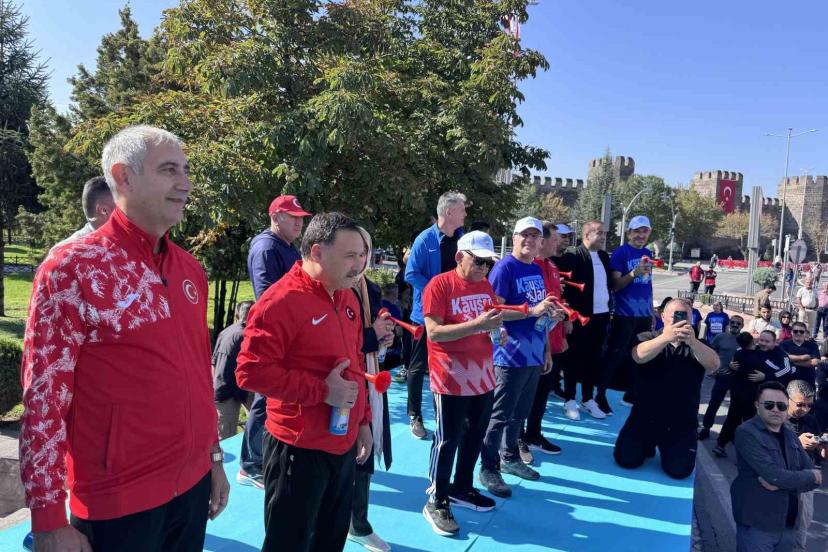 Kayseri 6. Yarı Maraton’da Halk Koşusu protokolün startı ile başladı