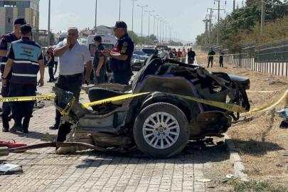 Kazada Fiat otomobil ikiye bölündü: 2 ölü, 2 yaralı