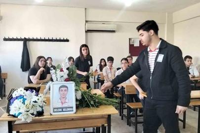 Kazada hayatını kaybeden Selçuk’un sırasına arkadaşları çiçek bıraktı