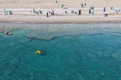 Kemer’de deniz ve sahilde aynı anda temizlik