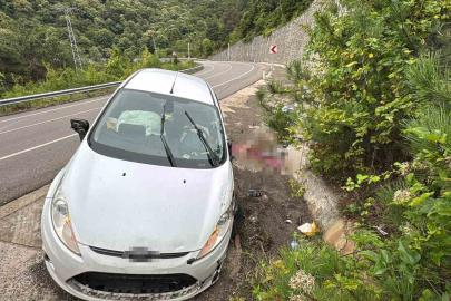 Kontrolden çıkan otomobil istinat duvarına çarptı: 3 yaralı