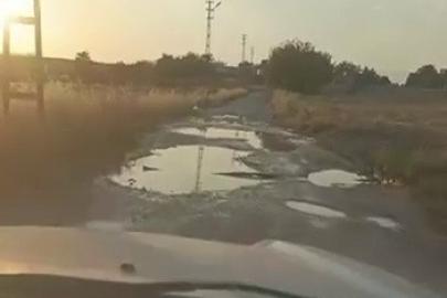 Köy yolundaki çökme ve çukurlar sürücülere zor anlar yaşatıyor