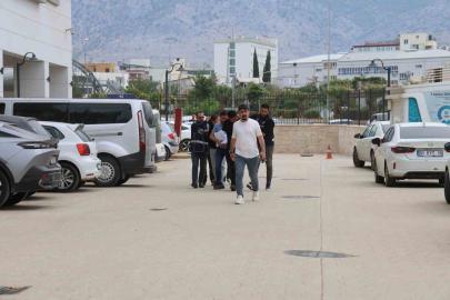 Kozan’da "silahla yaralama ve tehdit" suçlarından 2 şüpheli tutuklandı