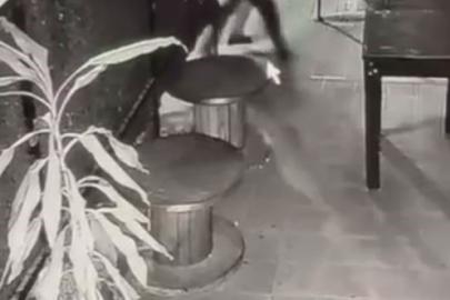 Küçükçekmece’deki binanın çökme anları ortaya çıktı: 2 kişi son anda kurtuldu
