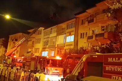 Malatya’da 4 katlı binanın çatısında yangın